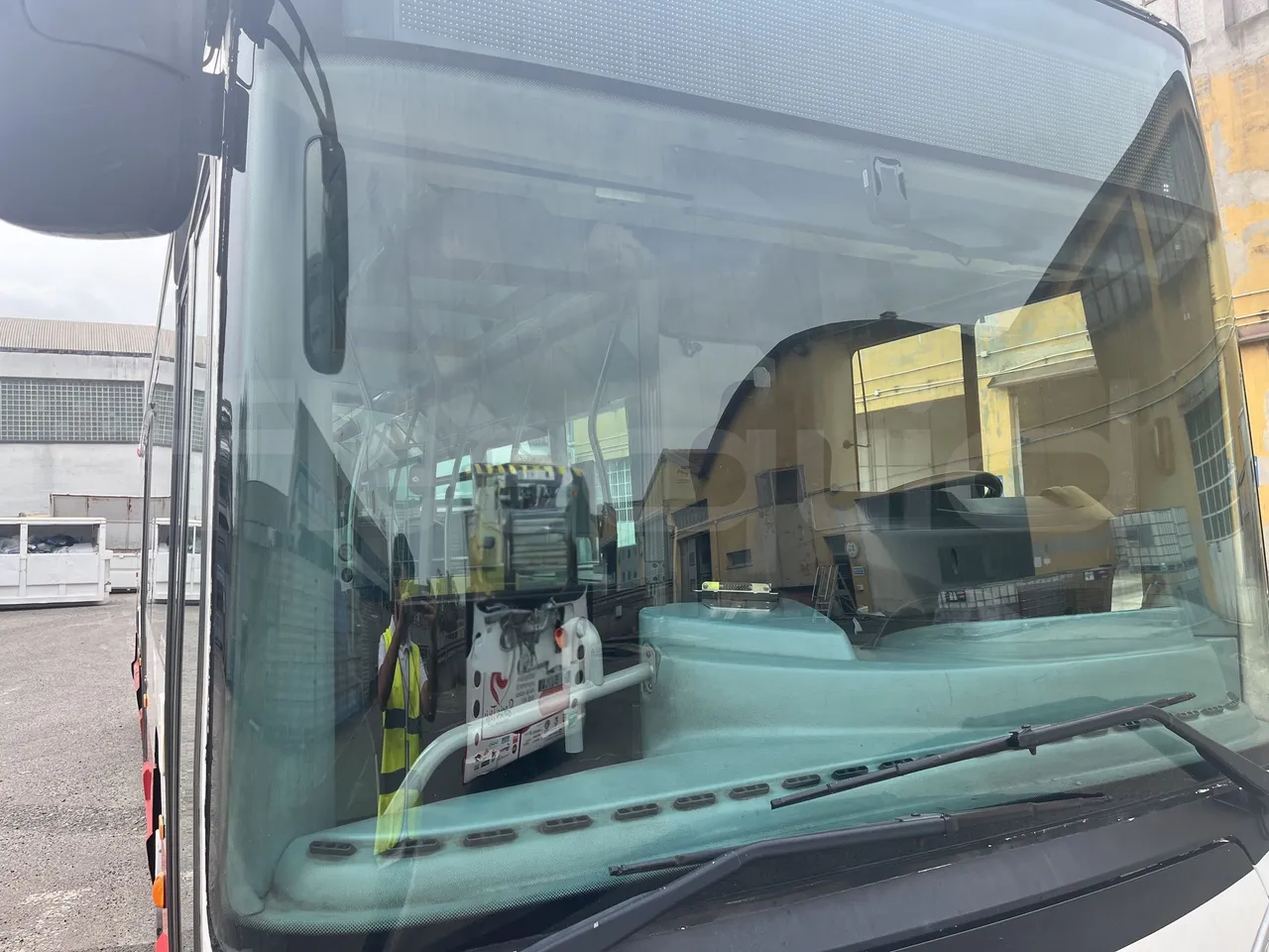 Iveco Heuliez Gx117 - Windscreen From Right Side