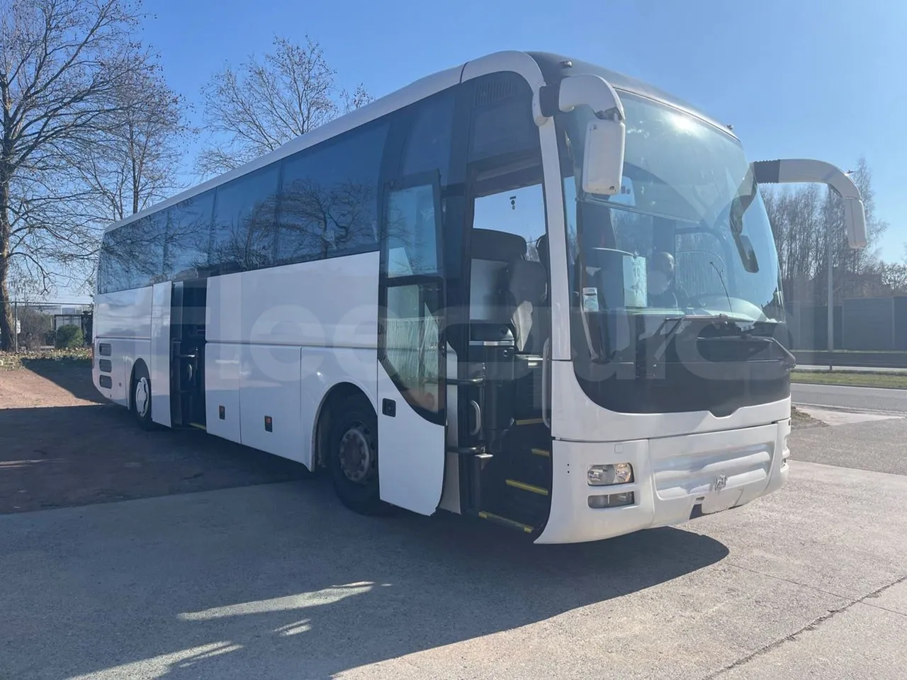 Man Lion's Coach R07 - Euro5 - 294kW - 12mt - 3/4 right front doors open