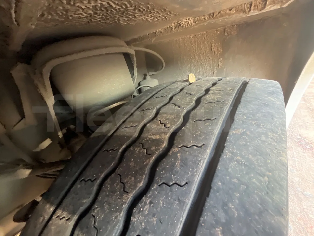 Man Lion's Coach R07 - Euro5 - 294kW - 12mt - tread condition front tires right