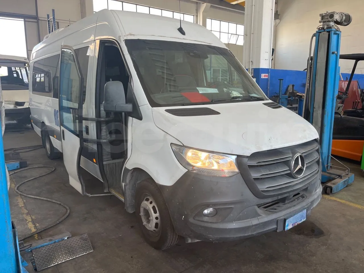 Mercedes-Benz Sprinter 906BB50-EUR6 -120kW -7.367m - 3/4 right front doors open