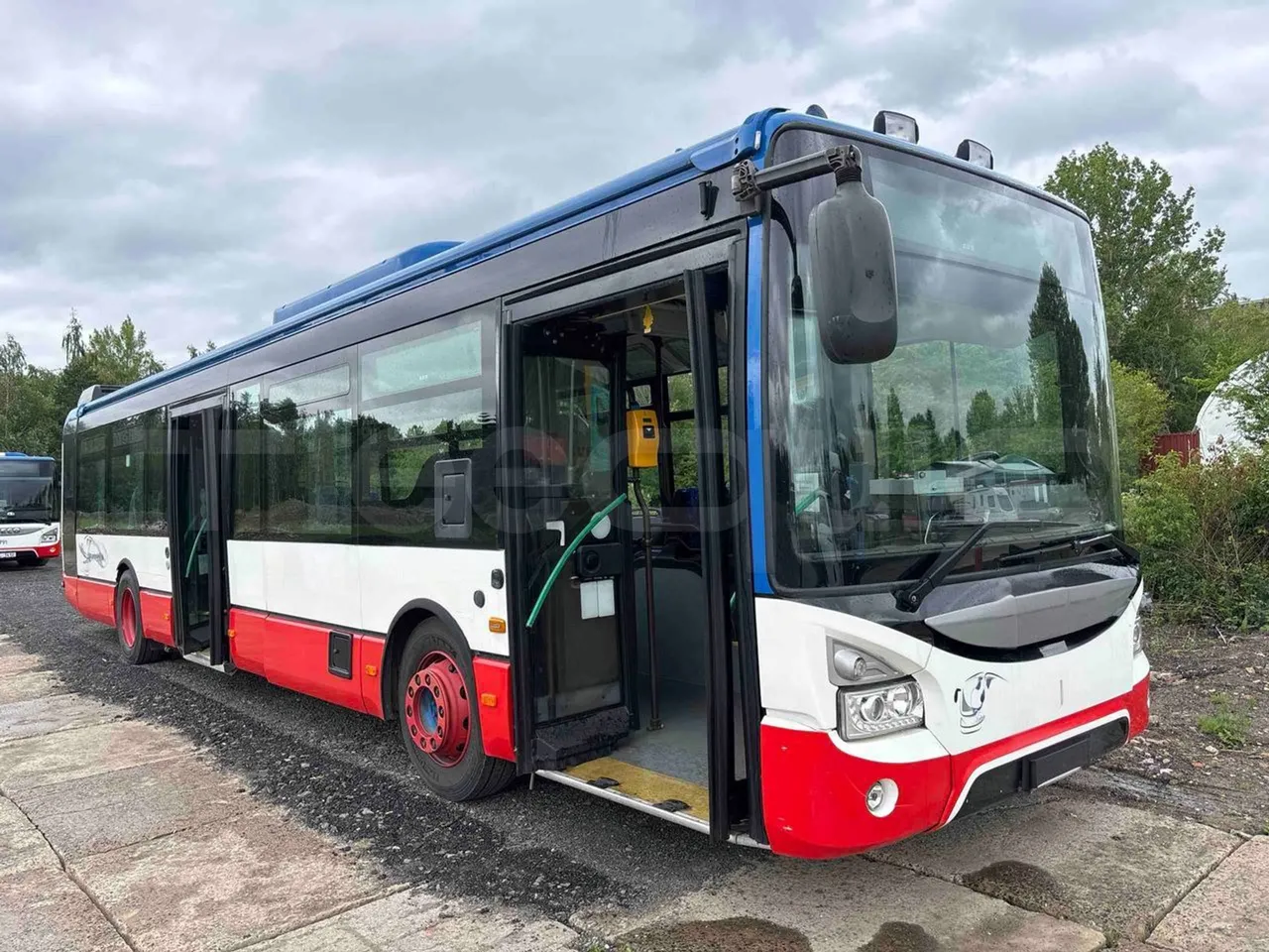 Iveco Urbanway - 3/4 right front doors open