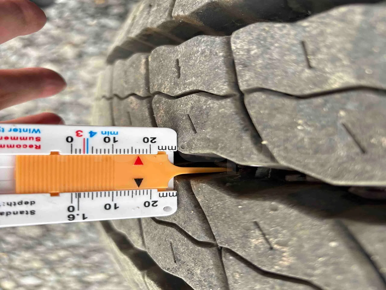 Iveco Urbanway - tread condition front tires left