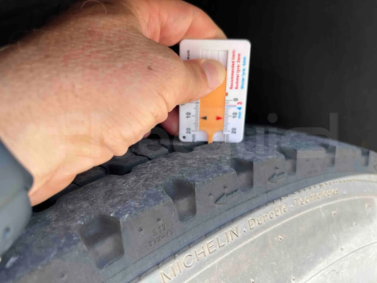 Mercedes-Benz Integro - Second Axle Left Side: Tyre Thickness