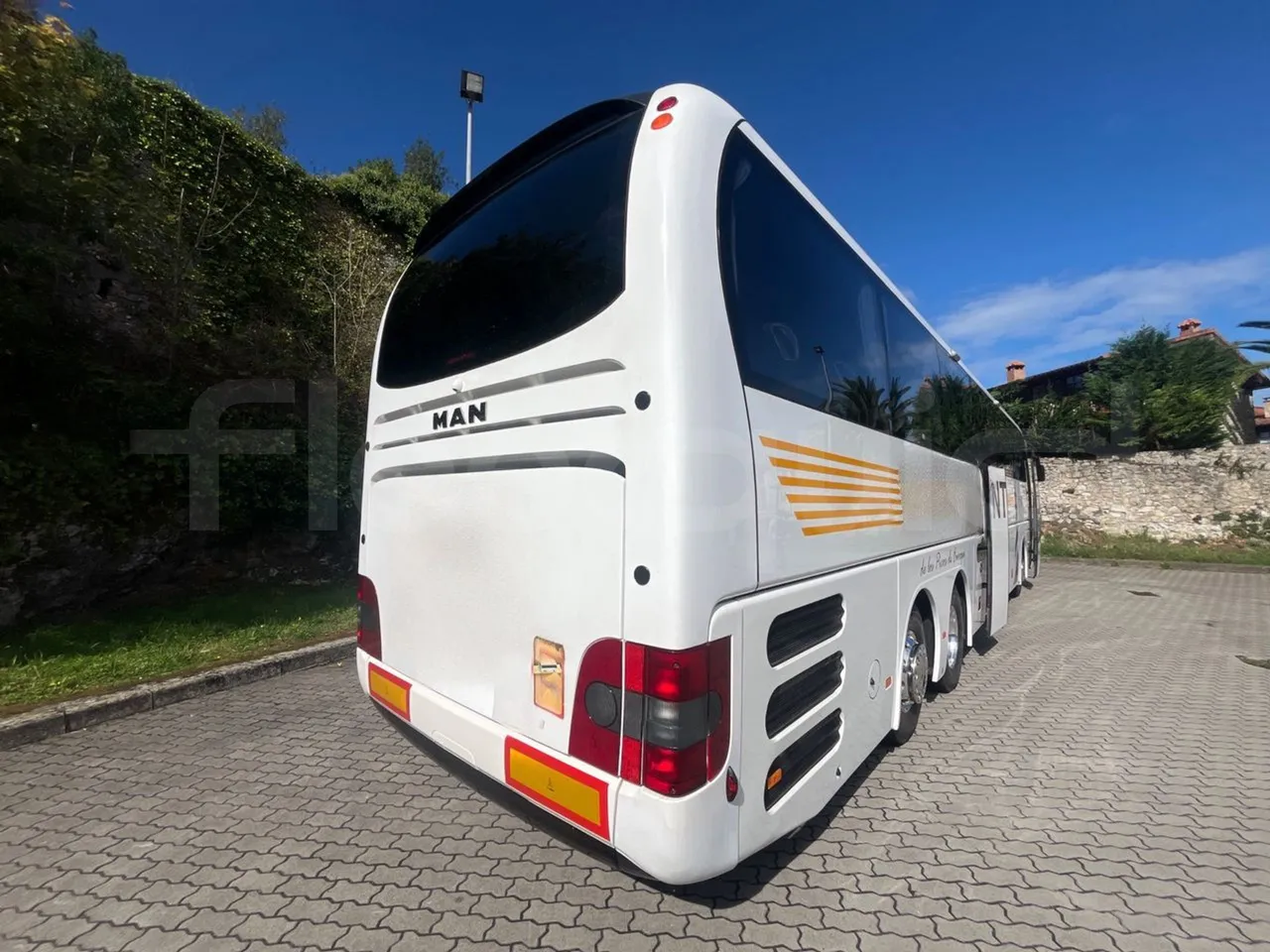 Man Lion's Coach L - Euro6 - 324kW - 13,8m - 3/4 right front doors open