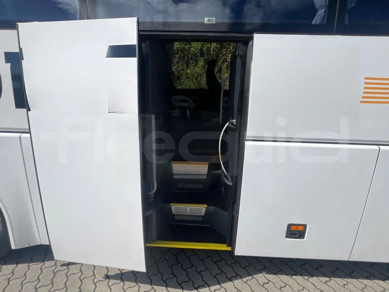 Man Lion's Coach L - Euro6 - 324kW - 13,8m - 3/4 right rear doors open