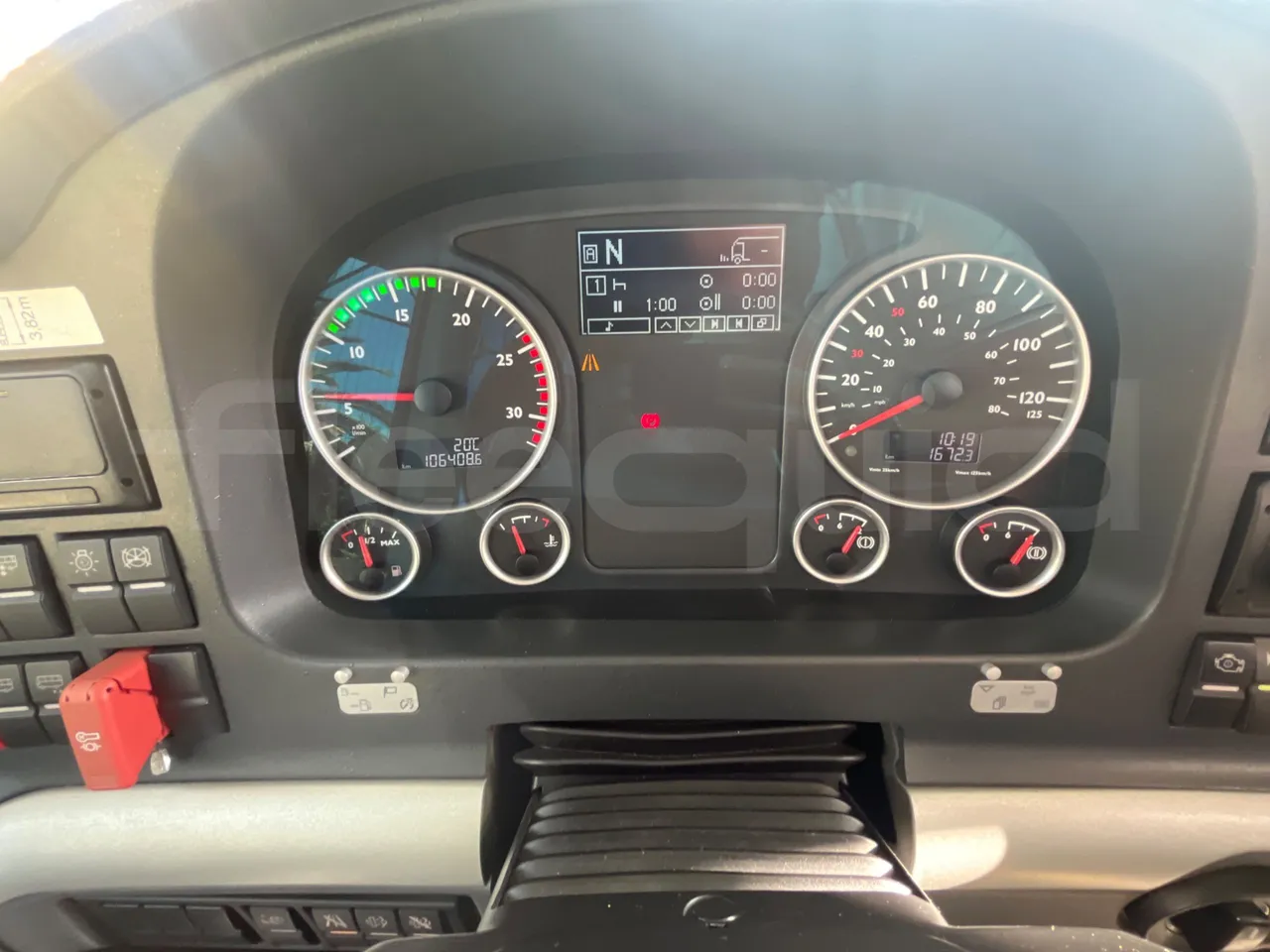Man Lion's Coach L - Euro6 - 324kW - 13,8m - dashboard lights on
