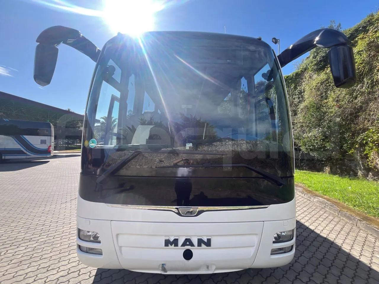 Man Lion's Coach L - Euro6 - 324kW - 13,8m - front photo