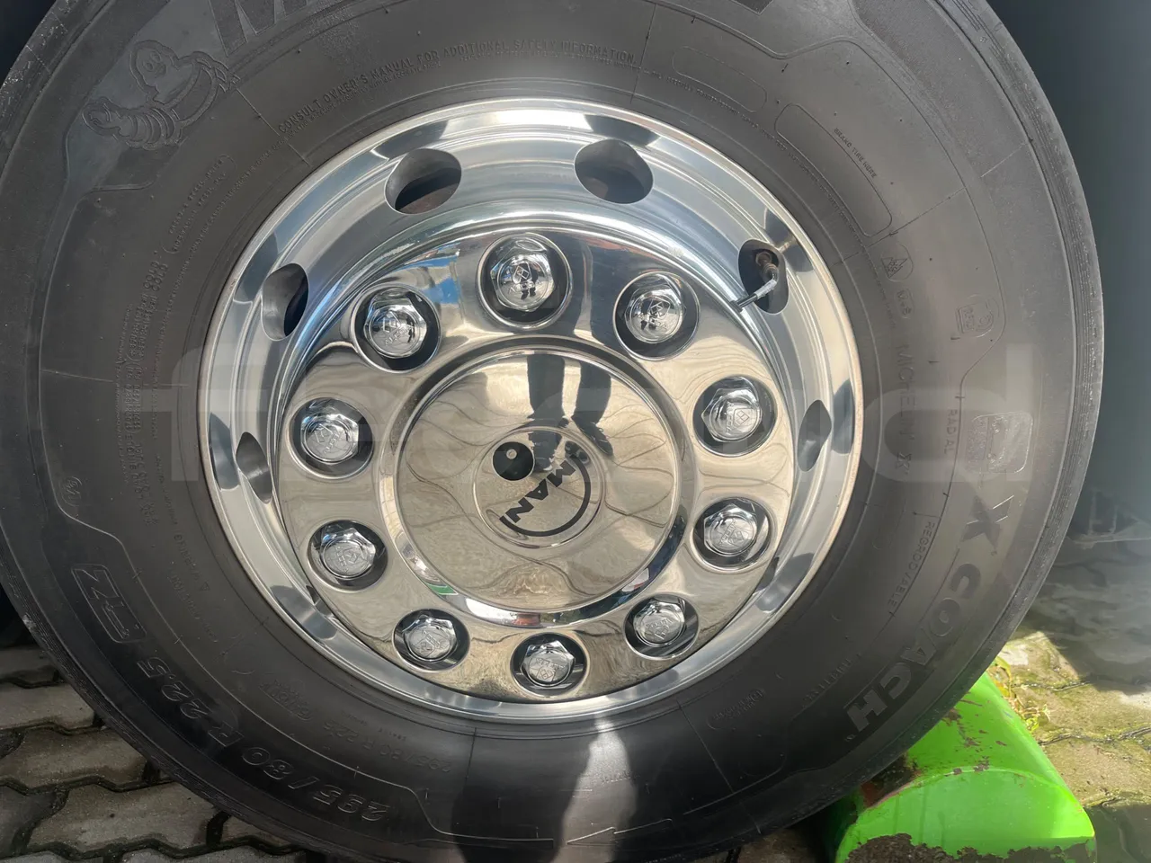 Man Lion's Coach L - Euro6 - 324kW - 13,8m - tread condition front tires right