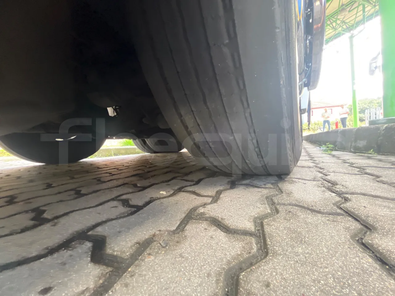 Man Lion's Coach L - Euro6 - 324kW - 13,8m - tread condition second axle tires right