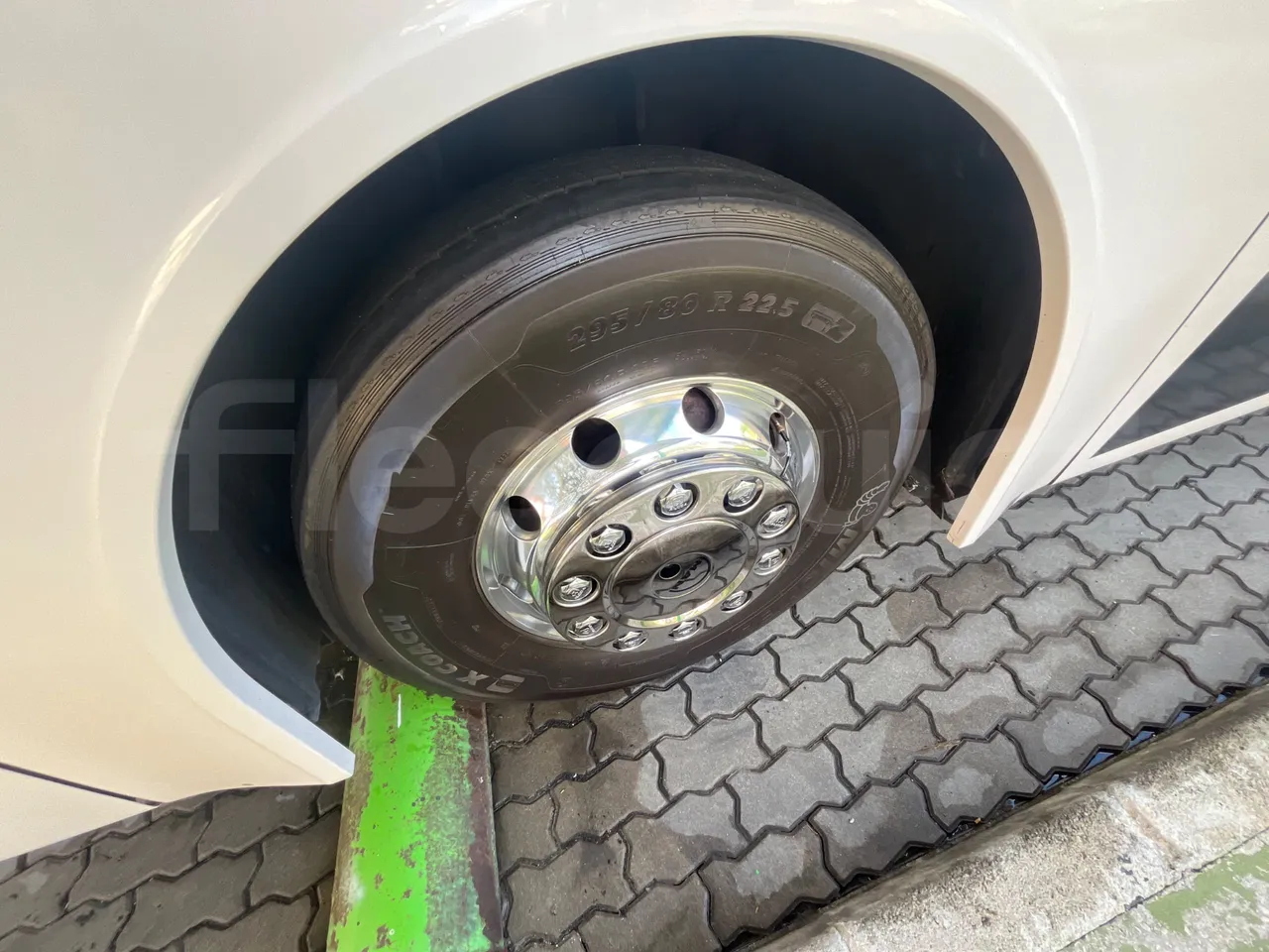 Man Lion's Coach L - Euro6 - 324kW - 13,8m - tread condition third axle tires left