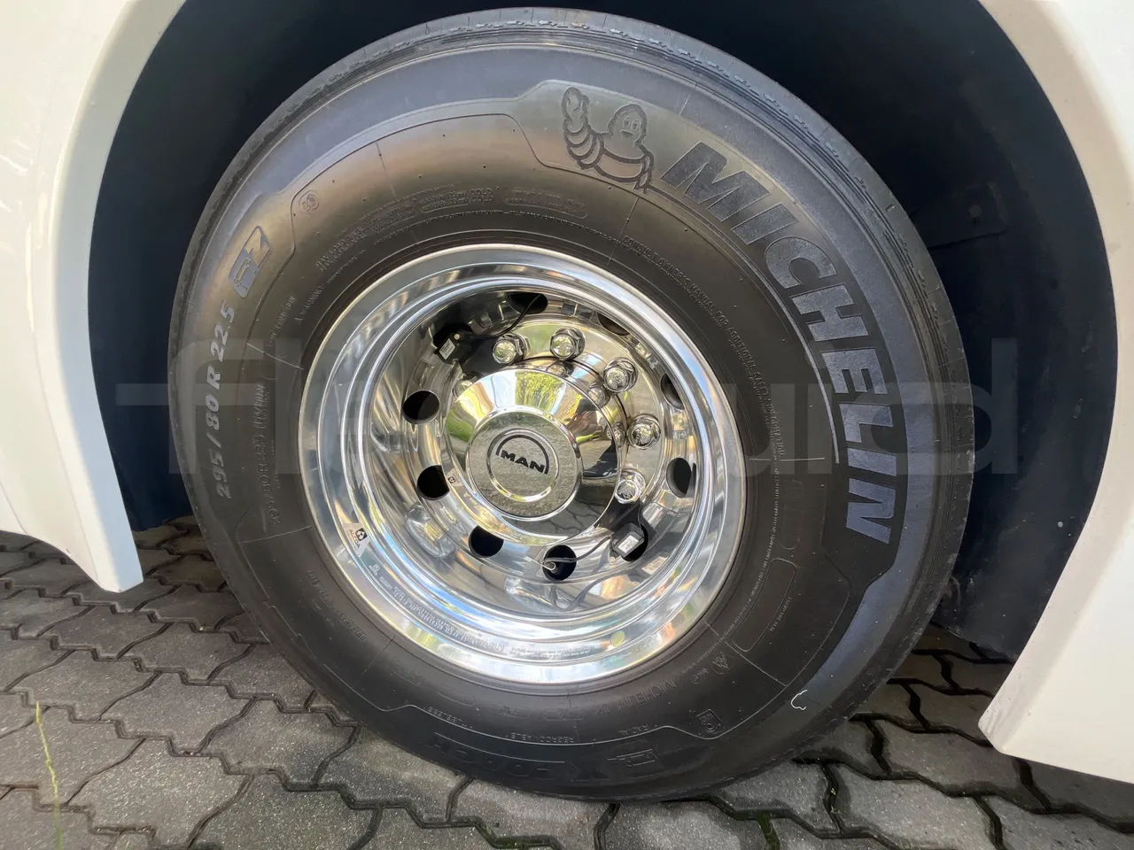 Man Lion's Coach L - Euro6 - 324kW - 13,8m - tread condition third axle tires right