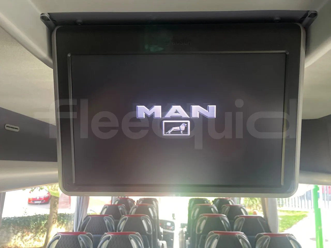 Man Lion's Coach L - Euro6 - 324kW - 13,8m - power outlets detail