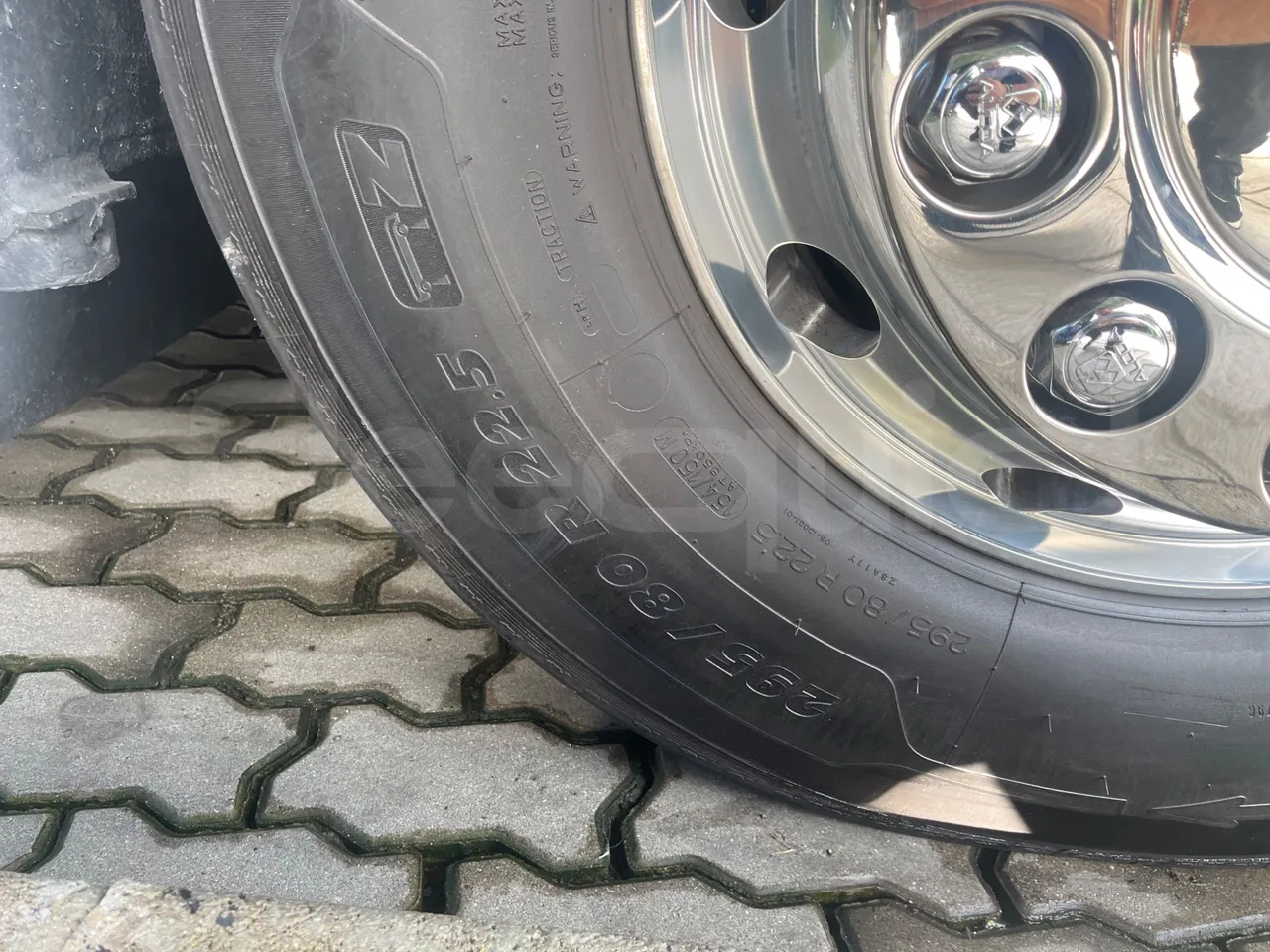Man Lion's Coach L - Euro6 - 324kW - 13,8m - rear left tire photo
