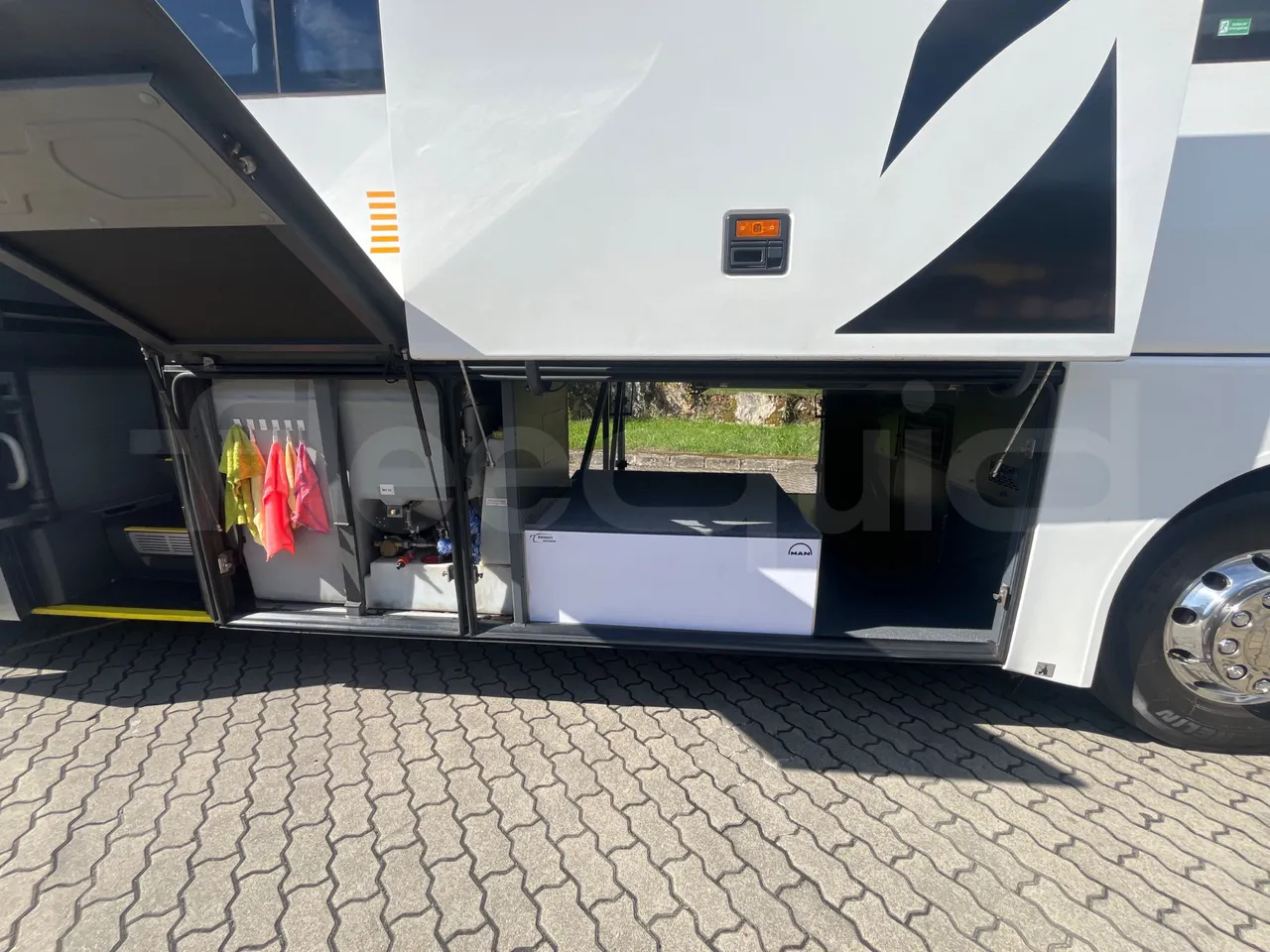 Man Lion's Coach L - Euro6 - 324kW - 13,8m - under carpet photo