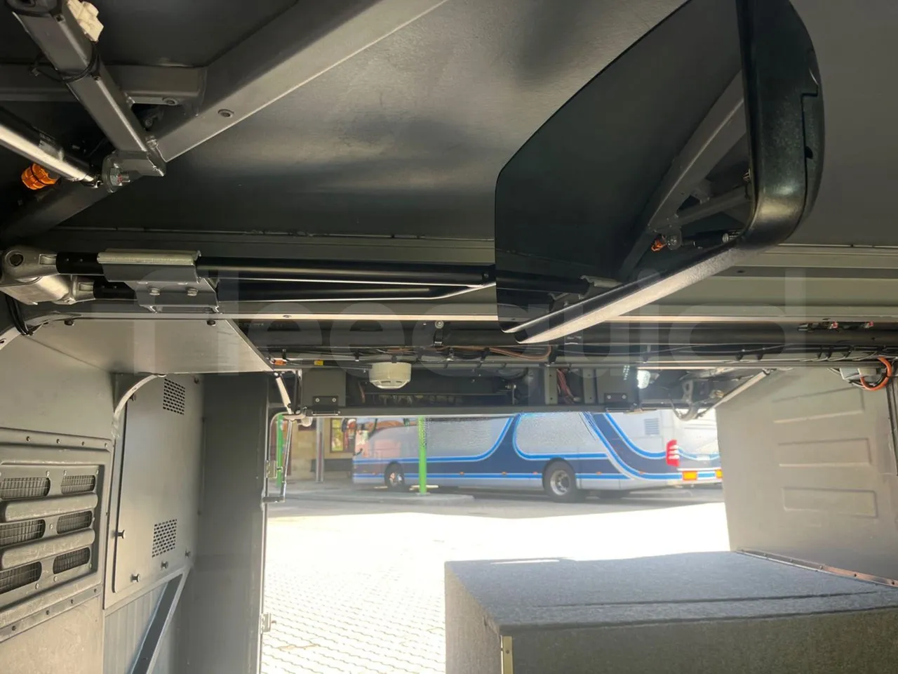 Man Lion's Coach L - Euro6 - 324kW - 13,8m - turntable external (18m)