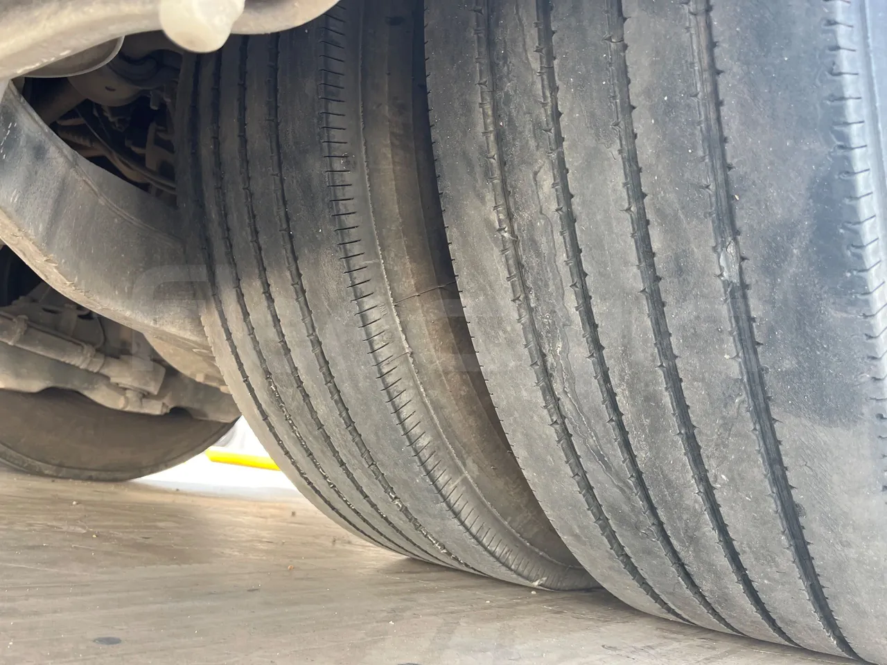 Vdl Andecar V V -EUR4- 340kW -12.2m - tread condition second axle tires left