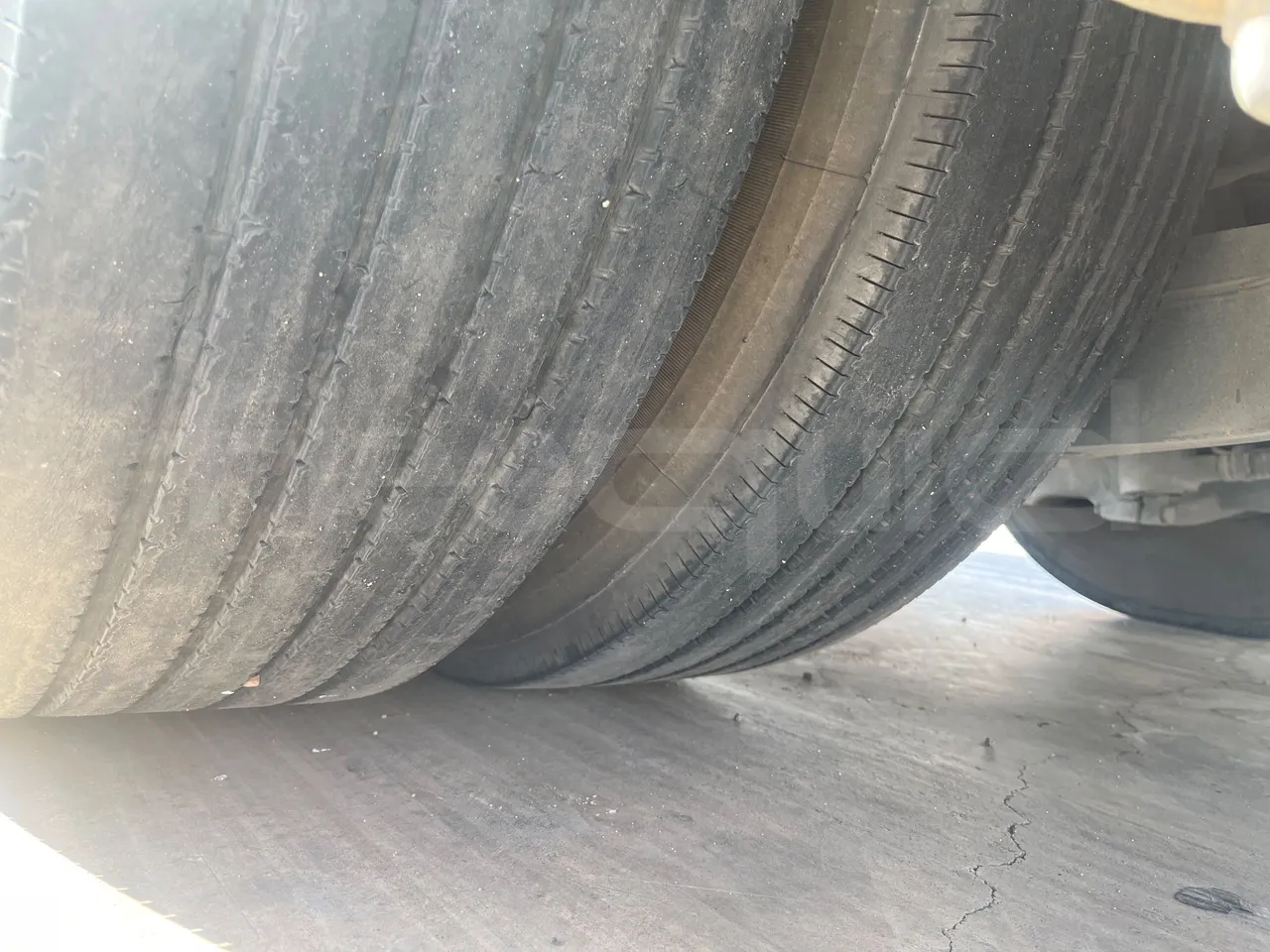 Vdl Andecar V V -EUR4- 340kW -12.2m - tread condition second axle tires right