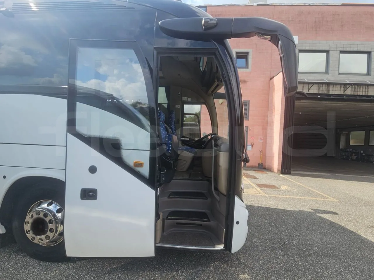 Iveco Magelys SFR2XX - Euro6 - 12,83m - 294kw - front door 1 open