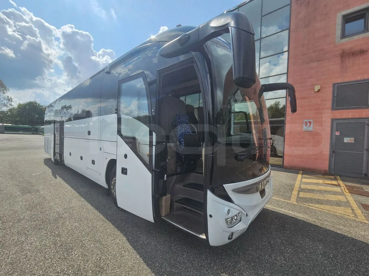 Iveco Magelys SFR2XX - Euro6 - 12,83m - 294kw - 3/4 right front doors open