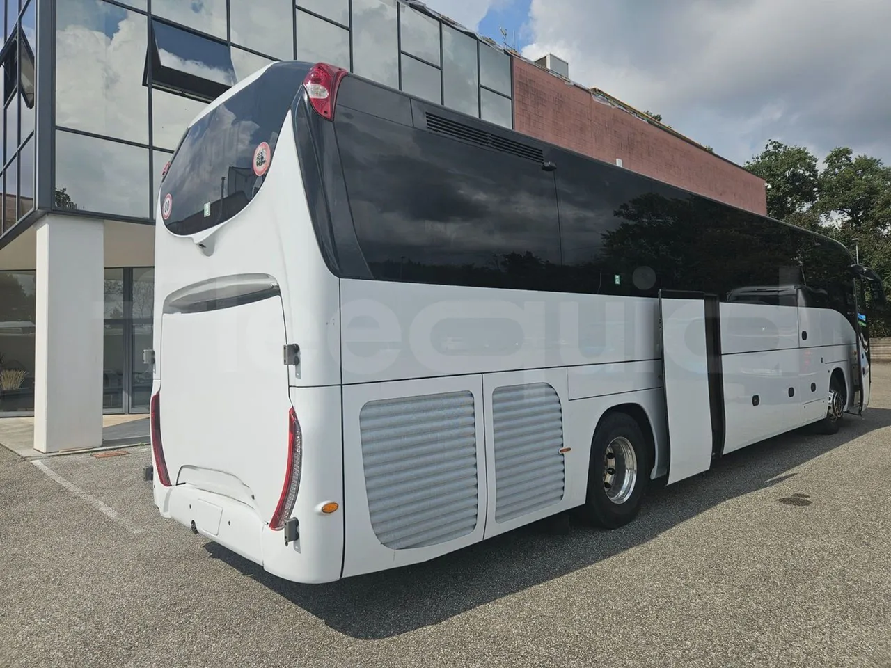 Iveco Magelys SFR2XX - Euro6 - 12,83m - 294kw - 3/4 right rear doors open