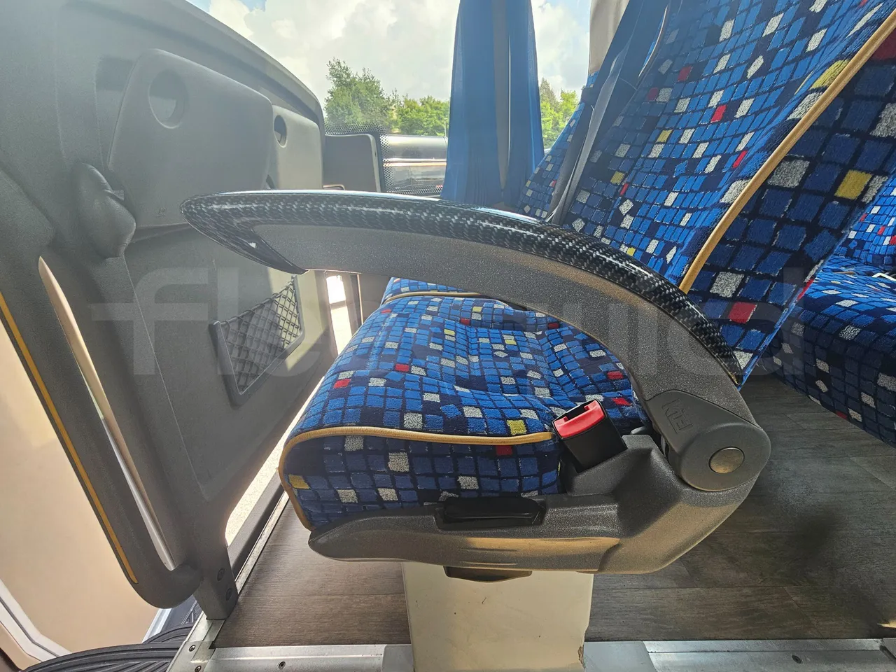 Iveco Magelys SFR2XX - Euro6 - 12,83m - 294kw - armrest detail photo