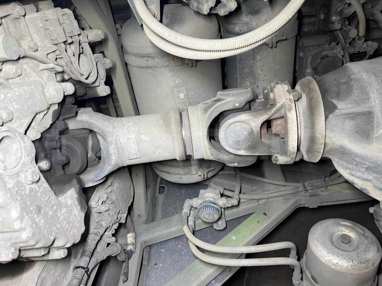 Iveco Magelys SFR2XX - Euro6 - 12,83m - 294kw - driveshaft photo