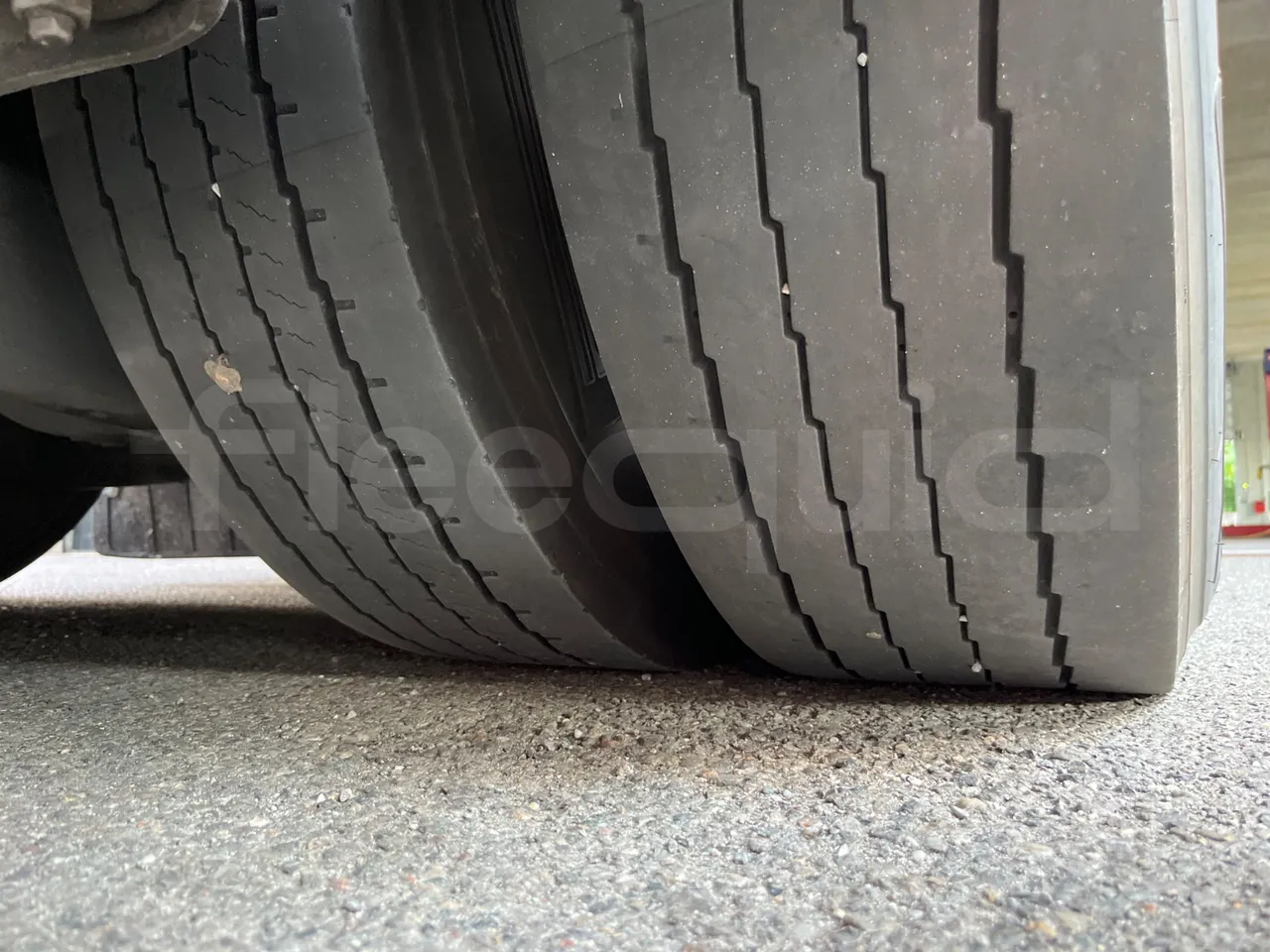 Iveco Magelys SFR2XX - Euro6 - 12,83m - 294kw - tread condition second axle tires left