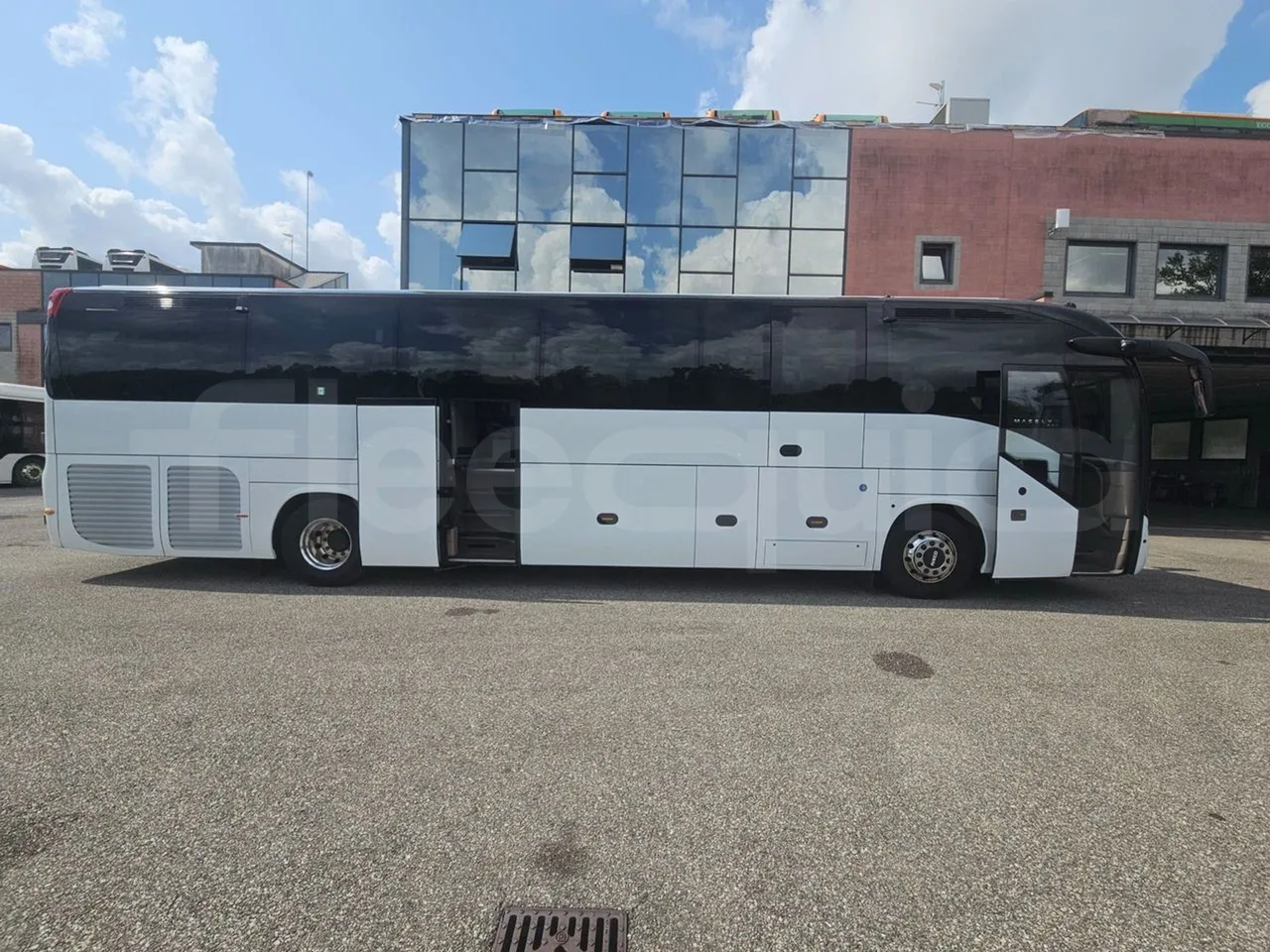 Iveco Magelys SFR2XX - Euro6 - 12,83m - 294kw - right side doors open