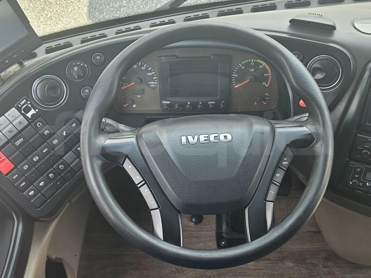 Iveco Magelys SFR2XX - Euro6 - 12,83m - 294kw - steering wheel photo