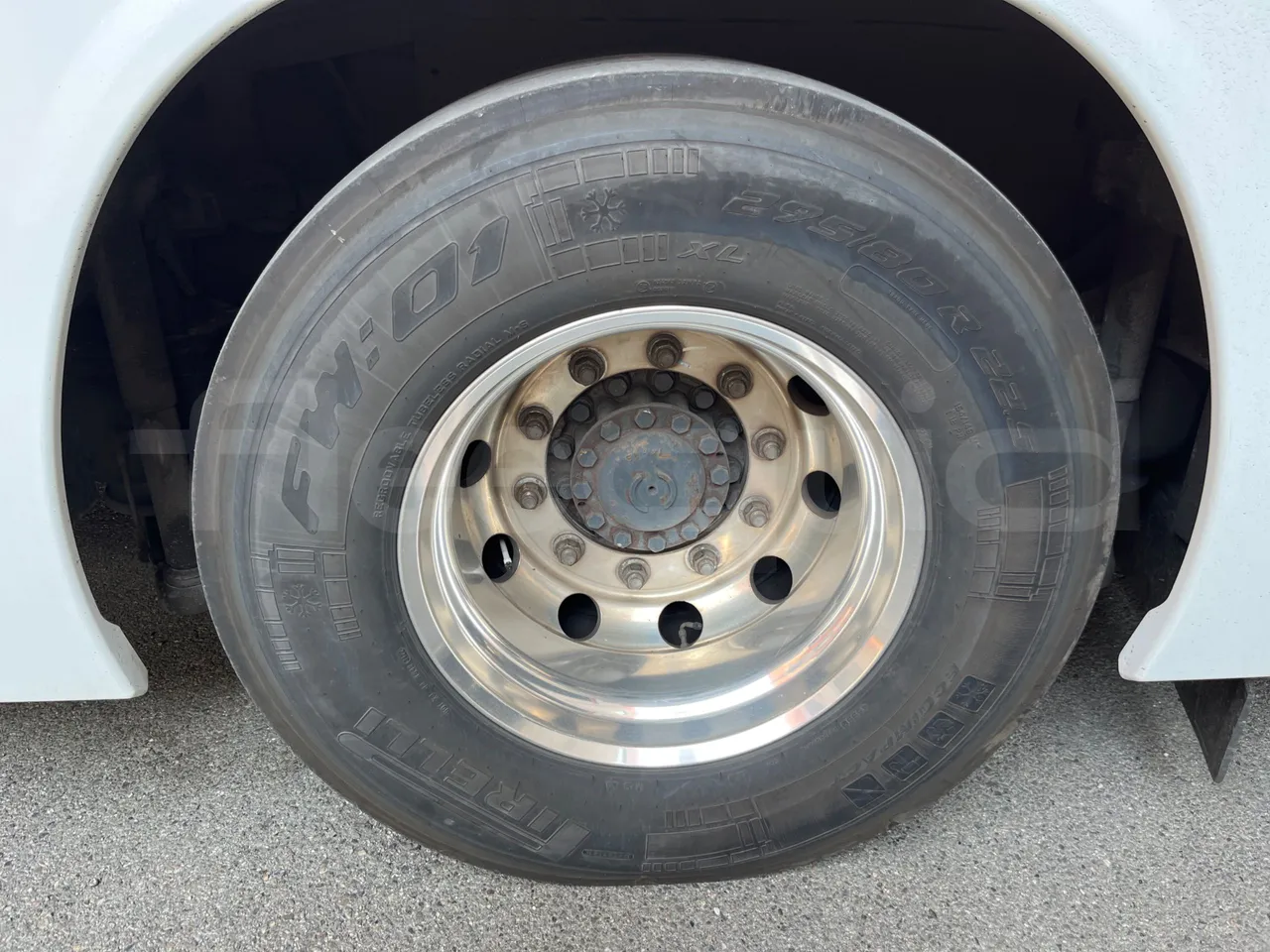 Iveco Magelys SFR2XX - Euro6 - 12,83m - 294kw - rear left tire photo