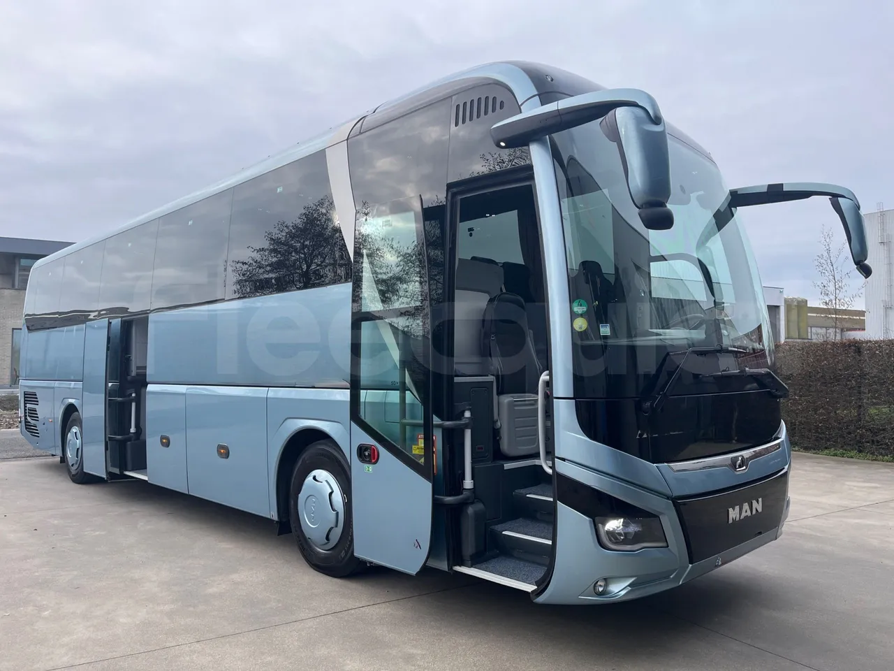 Man Lion's Coach JOACB - EUR6 - 309kW - 12.101m - 3/4 right front doors open