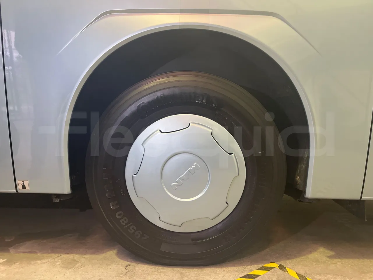 Man Lion's Coach JOACB - EUR6 - 309kW - 12.101m - tread condition front tires right