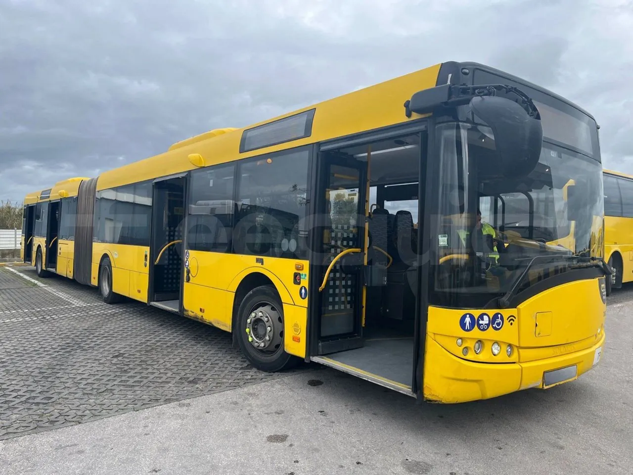 Solaris Urbino 18 - Euro 6 - 271 kW - 18 mt - 3/4 right front doors open