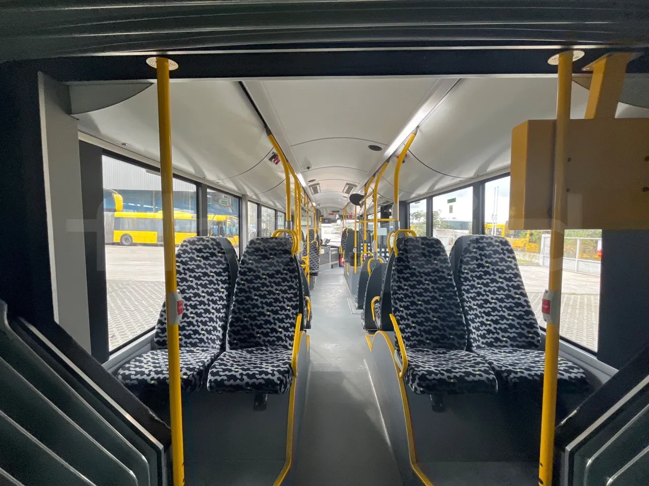 Solaris Urbino 18 - Euro 6 - 271 kW - 18 mt - forward view middle aisle