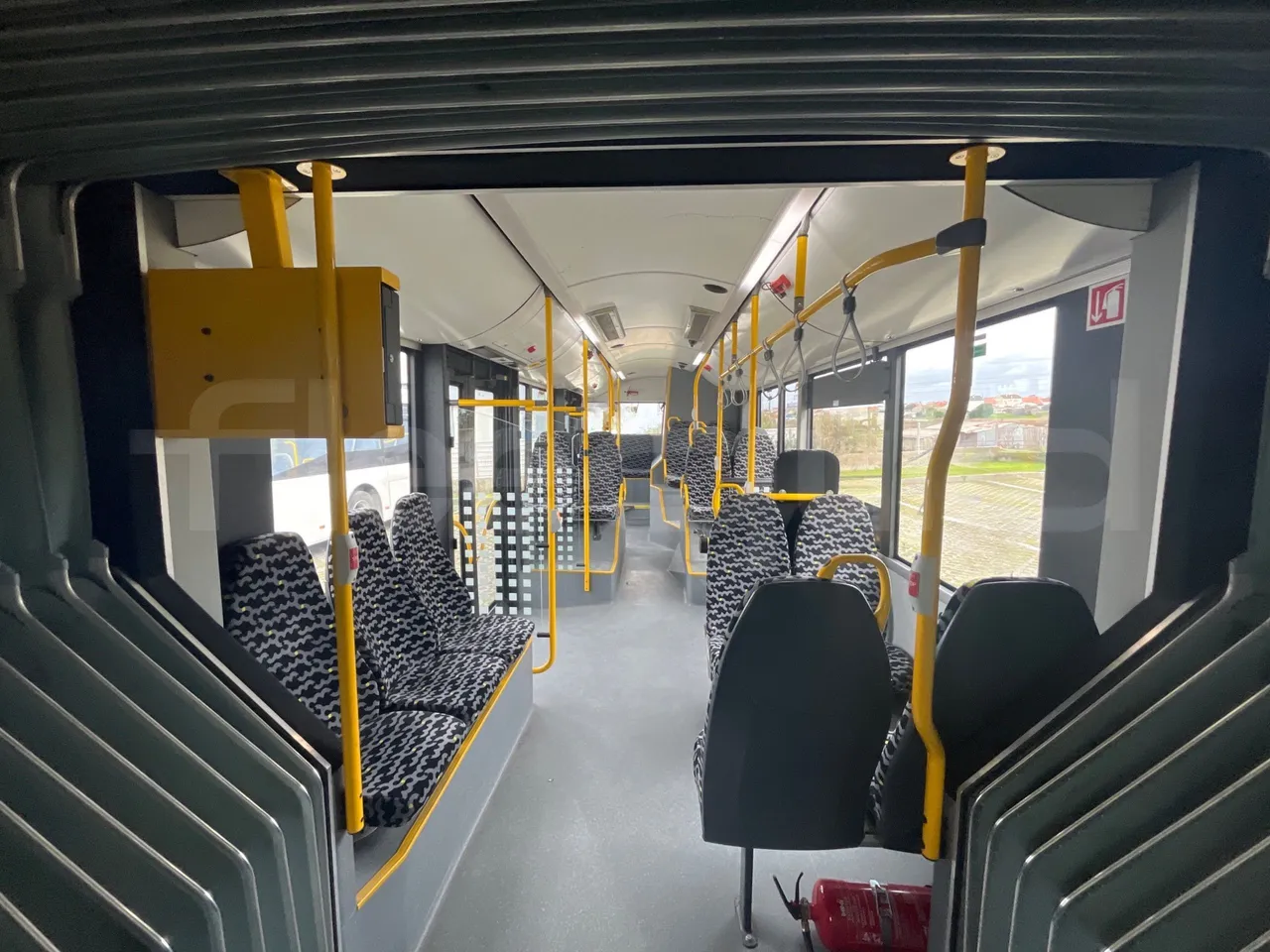 Solaris Urbino 18 - Euro 6 - 271 kW - 18 mt - reverse view middle aisle