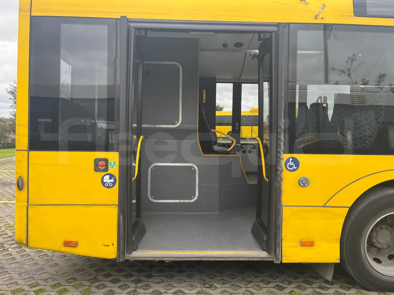 Solaris Urbino 18 - Euro 6 - 271 kW - 18 mt - vehicle plate photo