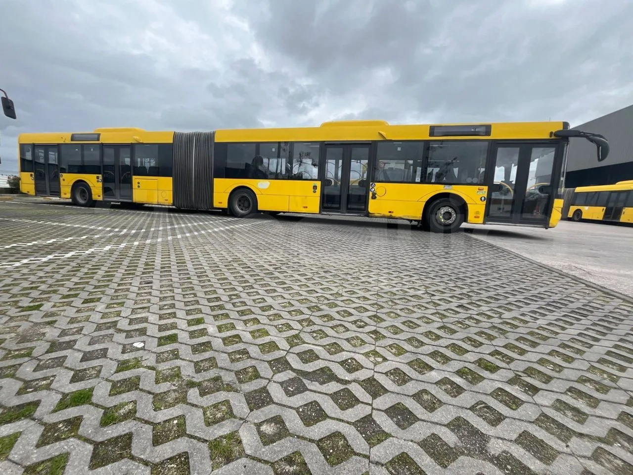 Solaris Urbino 18 - Euro 6 - 271 kW - 18 mt - right side doors closed