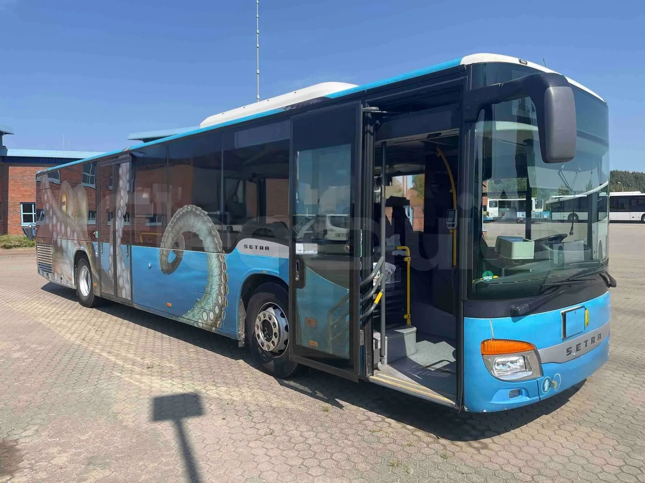 Setra S415 - 3/4 Front Right Side Doors Open