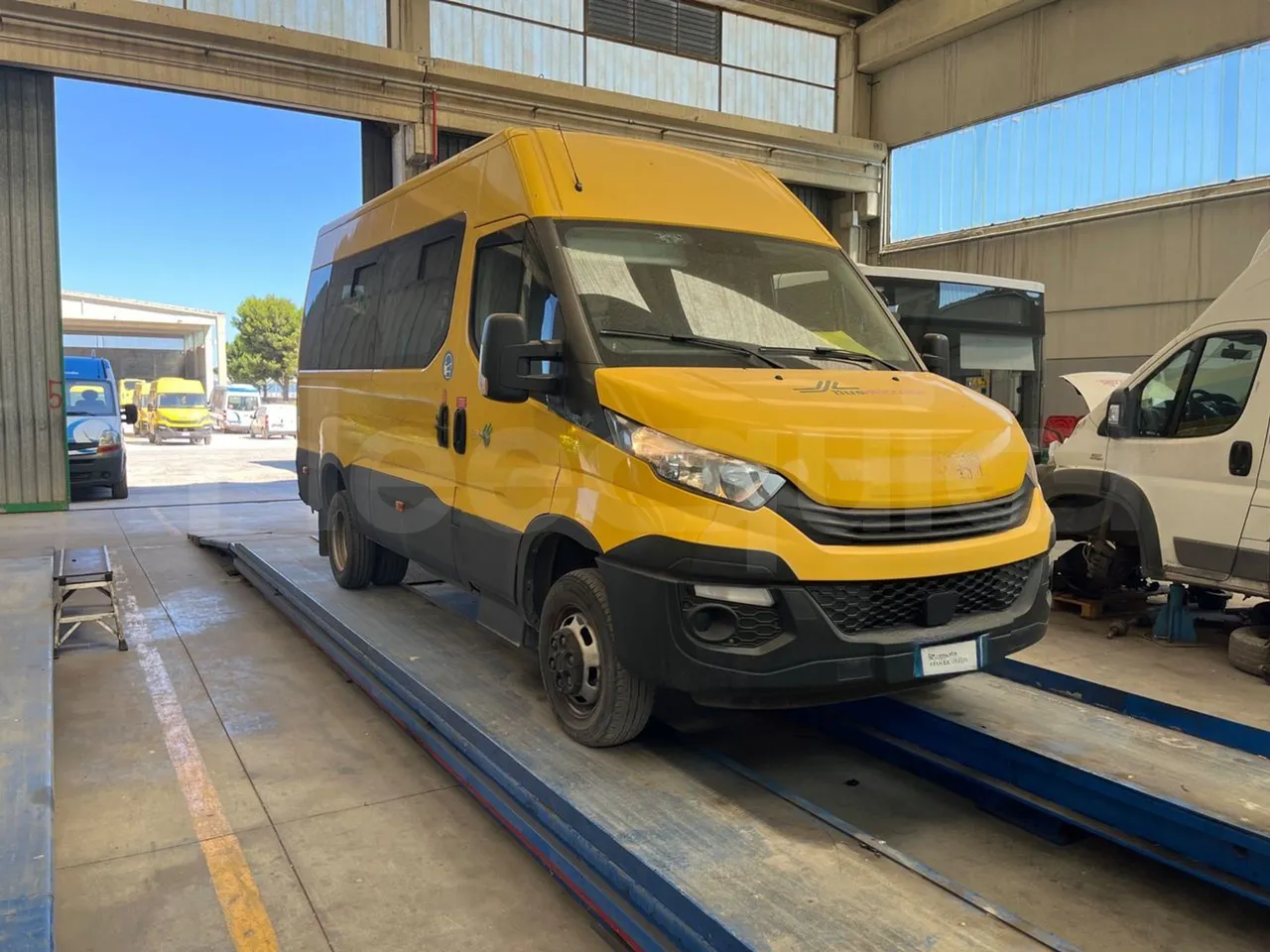 Iveco Daily 50C14N - EUR6 - 100kW - 6,048m - 3/4 front right doors (mandatory for bus to scrap)