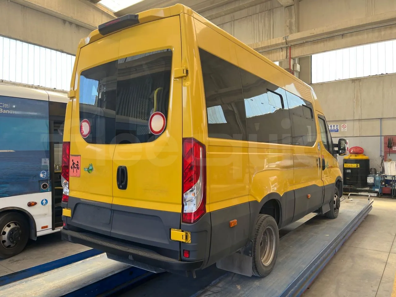 Iveco Daily 50C14N - EUR6 - 100kW - 6,048m - 3/4 right rear doors closed