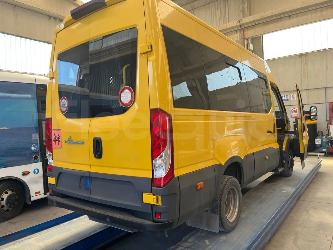 Iveco Daily 50C14N - EUR6 - 100kW - 6,048m - 3/4 right rear doors open