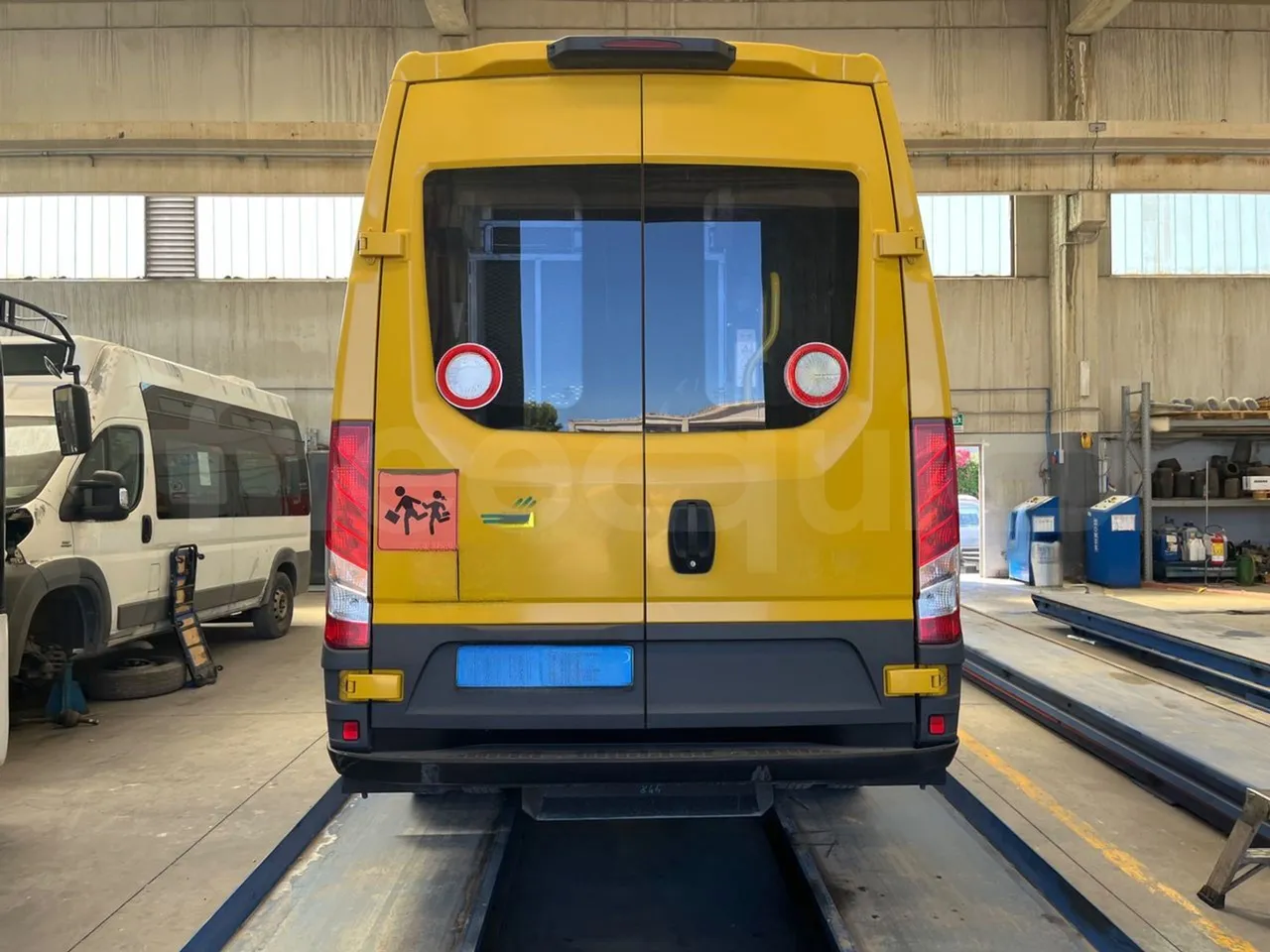 Iveco Daily 50C14N - EUR6 - 100kW - 6,048m - rear hatch closed