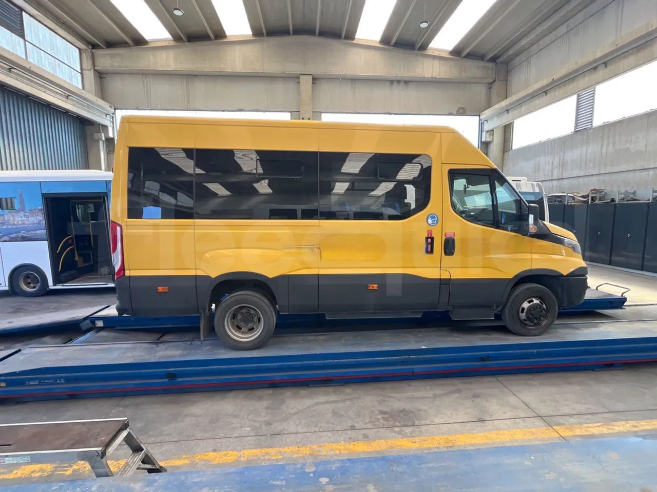 Iveco Daily 50C14N - EUR6 - 100kW - 6,048m - right side doors closed