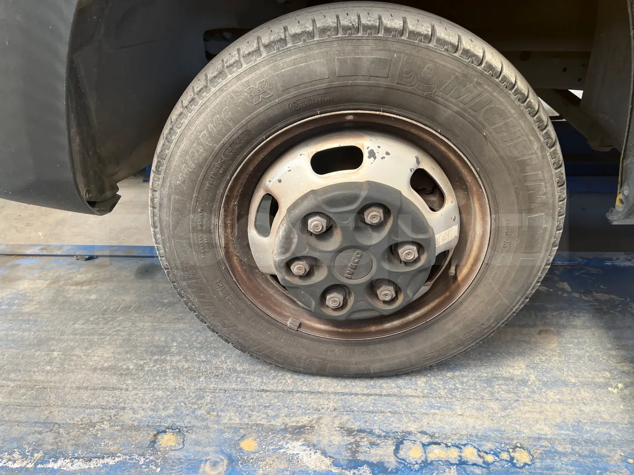 Iveco Daily 50C14N - EUR6 - 100kW - 6,048m - front left tire measurements
