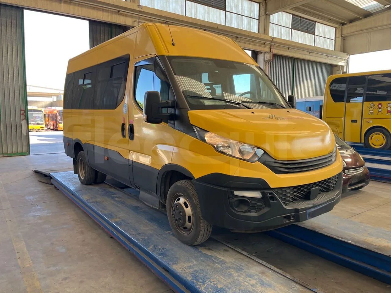 Iveco Daily 50C14N - EUR6 - 100kW - 6,048m - 3/4 front right doors (mandatory for bus to scrap)