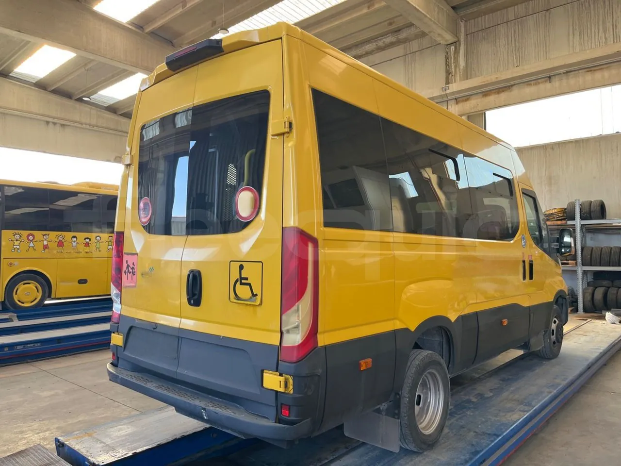 Iveco Daily 50C14N - EUR6 - 100kW - 6,048m - 3/4 right rear doors closed