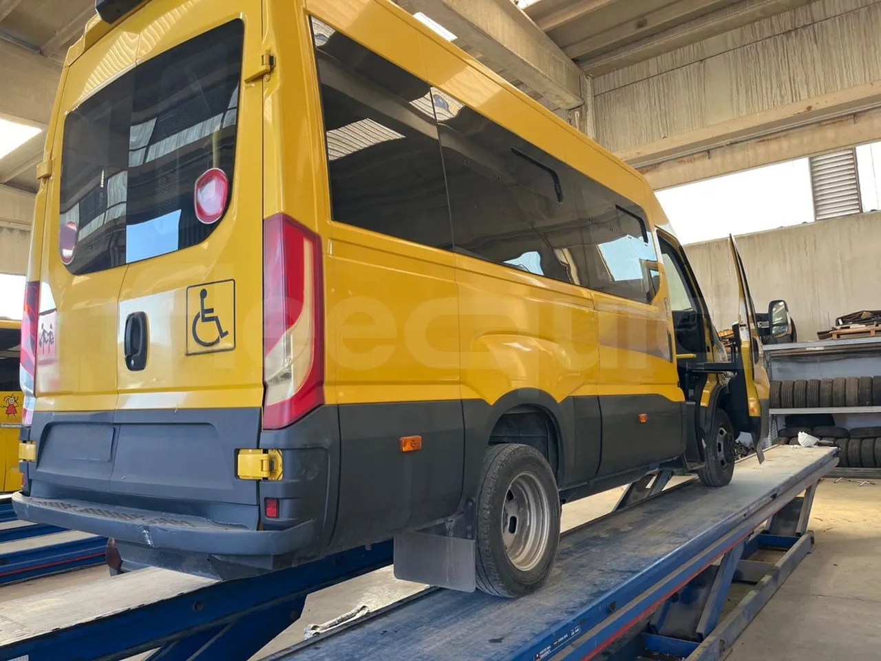 Iveco Daily 50C14N - EUR6 - 100kW - 6,048m - 3/4 right rear doors open
