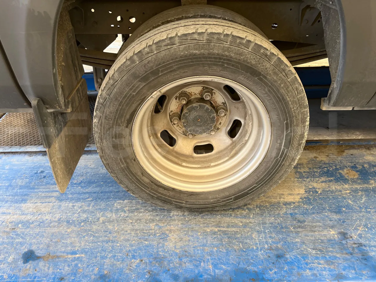 Iveco Daily 50C14N - EUR6 - 100kW - 6,048m - rear left tire photo