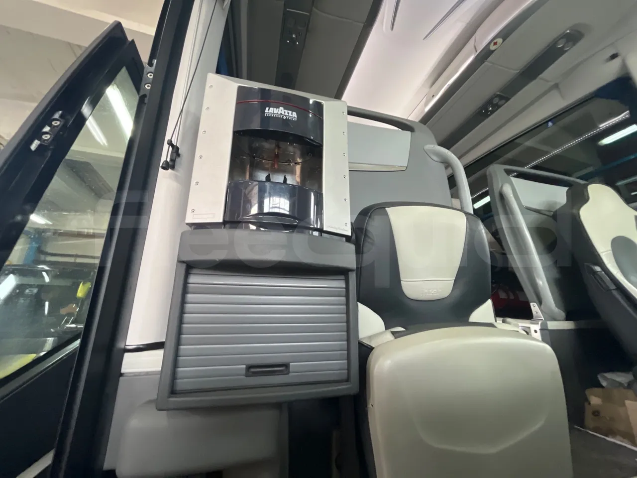 Irizar i6 12.37 - EUR6 - 331kW - 12.200m - seat brackets photo