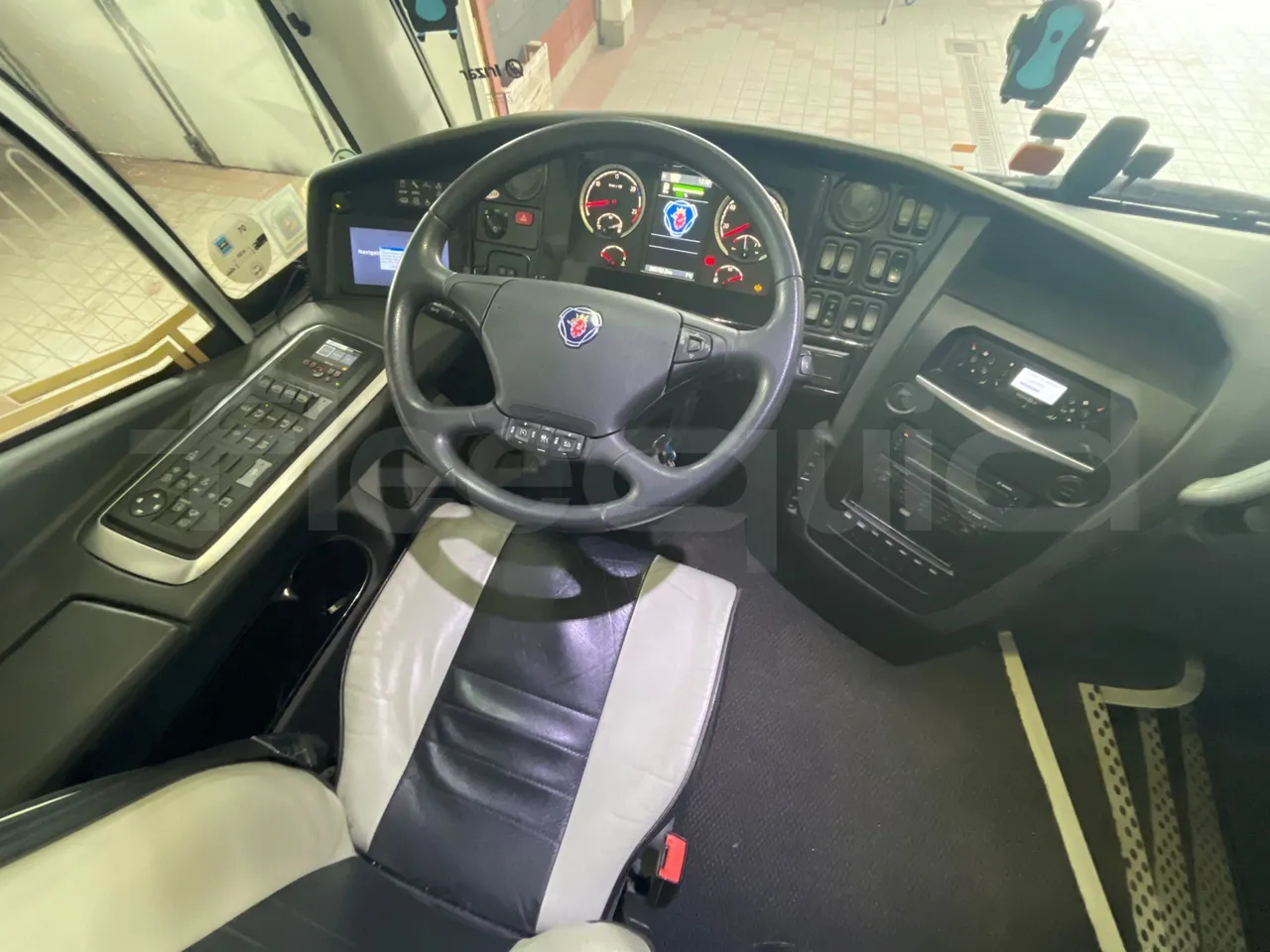 Irizar i6 12.37 - EUR6 - 331kW - 12.200m - buttons panels on